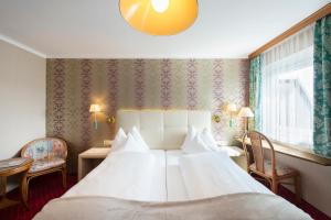 Postel nebo postele na pokoji v ubytování Hotel Landgasthof Altwirt + 37 fotografií