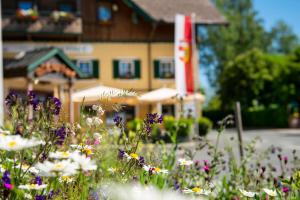 Garður fyrir utan Hotel Landgasthof Altwirt
