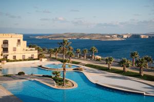 Utsikt över poolen vid Cosy apartment in Historic Fort Chambray, Gozo eller i närheten