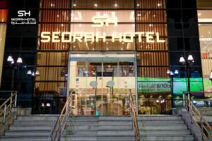 伊尔比德Sedrah Hotel的商店前的一套楼梯