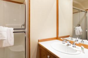 ein Bad mit einem Waschbecken und einer Dusche in der Unterkunft Treeline Townhome by Whistler Premier in Whistler
