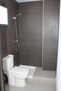 uma casa de banho com um WC branco e um chuveiro em Residencia Mayol - Adults Only em Palma de Maiorca