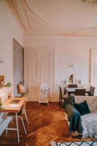 uma sala de estar com um sofá e uma mesa em Chez Angèle em Rennes