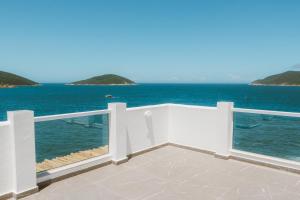 a balcony with a view of the ocean at Casa Santorini Terrace in Arraial do Cabo