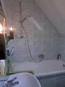 A bathroom at Dália Ház