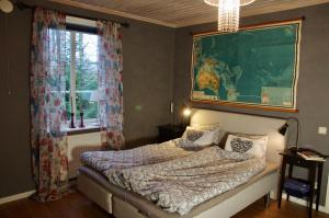 Tempat tidur dalam kamar di Hidingsta gård B&B