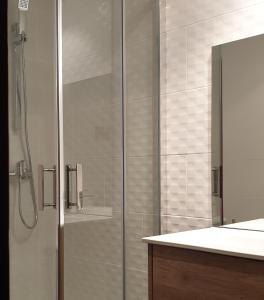una ducha con puerta de cristal en un baño en Baladrias 501, en Formigal