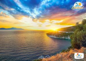 a sunset over a body of water with the sun setting at Gabrijel Apartments Makarska 1 in Makarska