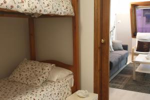 1 dormitorio con litera y 1 dormitorio con sofá en Baladrias 501, en Formigal