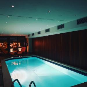Hotel Cristallo في ألانيا فالسيزيا: مسبح كبير في غرفة الفندق
