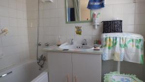 uma casa de banho com um lavatório, um chuveiro e uma banheira em Rachel's Home From Home em Cidade do Cabo