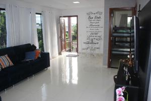 Una sala de estar con un sofá negro y una mesa. en Catuai, en Foz do Iguaçu