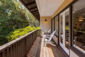 een balkon met een tafel en stoelen erop bij Landmark North Berkeley home in Berkeley