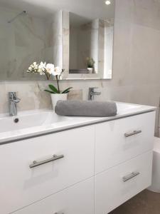 Kúpeľňa v ubytovaní Miraflores Beach - Playa First Line - Sea view - Luxury & Design Apartment