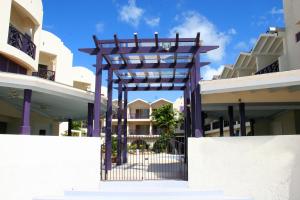 una puerta en el medio de un edificio en Infinity on the Beach, en Christ Church