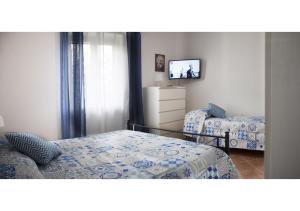 una camera con letto e TV di La Casa di Anna a Castellabate