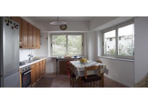 eine Küche mit einem Tisch und einer Tischdecke darauf in der Unterkunft La Casa di Anna in Castellabate