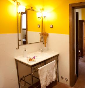 bagno con lavandino e specchio di Hotel Rural El Salero a Torija