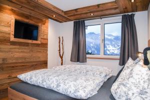 Ліжко або ліжка в номері Alpendorf Auszeit