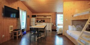 1 dormitorio con 1 cama y 1 mesa en una habitación en Domaine Annie Sur Mer, en Metis Beach