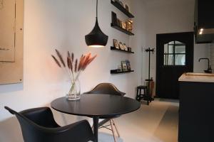 a dining room with a table and chairs at Overnachten in de oude West-Indiëschool in Enschede