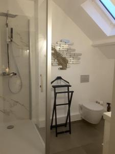 y baño con ducha y aseo. en La Maison de Ville en Compiègne