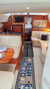 cabina di pilotaggio di una barca con un letto e un tavolo di Little Pearl a Boston