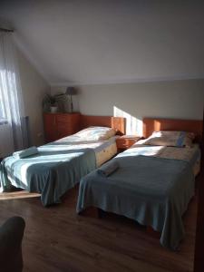 Кровать или кровати в номере Pokoje Gościnne u Gochy