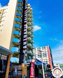 ein hohes Gebäude mit bunten Balkonen an einer Stadtstraße in der Unterkunft Santuário Palace Hotel in Aparecida