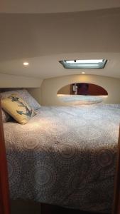 1 dormitorio con cama y espejo en Little Pearl, en Boston