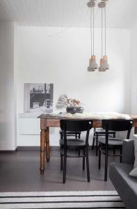 Un comedor con mesa y sillas de madera. en IRIS TOP 3 DESIGN APARTMENT, en Bad Kleinkirchheim