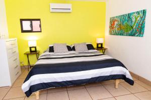 Postel nebo postele na pokoji v ubytování Baja Joe's Hotel