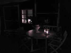 een tafel in een donkere kamer met een kaars erop bij Hos Anna in Roskilde