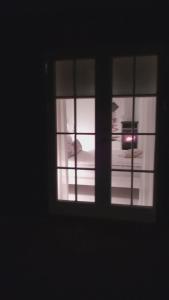 - une fenêtre dans une chambre avec vue sur un lit dans l'établissement Hos Anna, à Roskilde