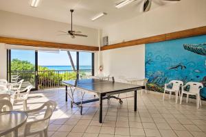 Stolní tenis v ubytování Stunning Makaha Condo with Pool Access and Ocean View! nebo okolí