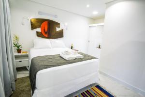 1 dormitorio con 1 cama blanca grande en una habitación en Loft Design, Amplo, Modern com Ar Condicionado em Alto de Pinheiros en São Paulo