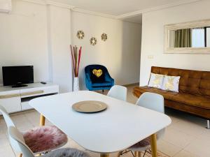 TV a/nebo společenská místnost v ubytování Playa de Levante Sea View Apartment