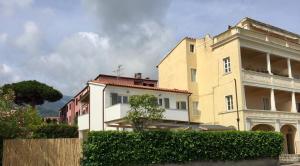 a building with a balcony on top of it at Villetta Marina in Marciana Marina