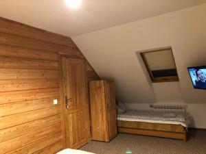 Łóżko lub łóżka w pokoju w obiekcie Apartamenty pokoje Nad Potokiem