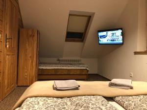 Łóżko lub łóżka w pokoju w obiekcie Apartamenty pokoje Nad Potokiem
