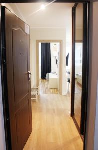 ヤストシェンビャ・グラにあるApartament Nord 5 Partnerapartの廊下(ドア付)、ベッドルーム1室が備わります。