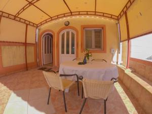 una camera con tavolo e sedie in tenda di Porto Del Sole apartments a Tivat