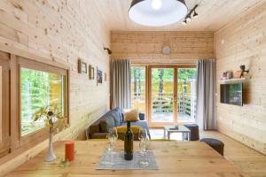un soggiorno con tavolo in legno in una casa di Treehouse Lika1 a Gospić
