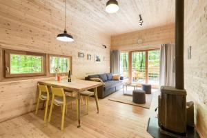 un soggiorno con un tavolo e un divano di Treehouse Lika1 a Gospić