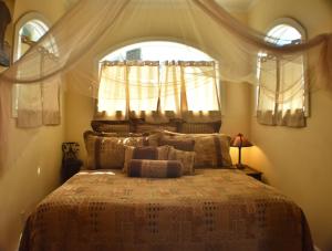 En eller flere senger på et rom på Bella Vista Bed and Breakfast