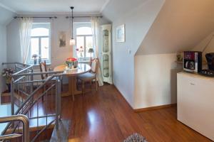 uma cozinha e sala de estar com uma escada e uma mesa em Haus Schönborn em Norden