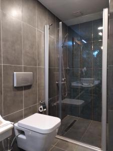 y baño con ducha, aseo y lavamanos. en Jakaranda Hotel, en Estambul