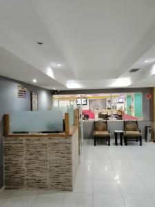 un hall d'un hôpital avec des chaises et un comptoir dans l'établissement Hotel Astromundo, à Reynosa