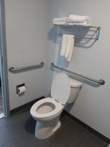 a bathroom with a white toilet and towels at Hillside Motel Glen Mills in Glen Mills