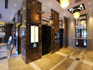 een lobby met een grote marmeren muur in een gebouw bij APA Hotel Chiba Inzaimakinohara Ekimae in Inzai